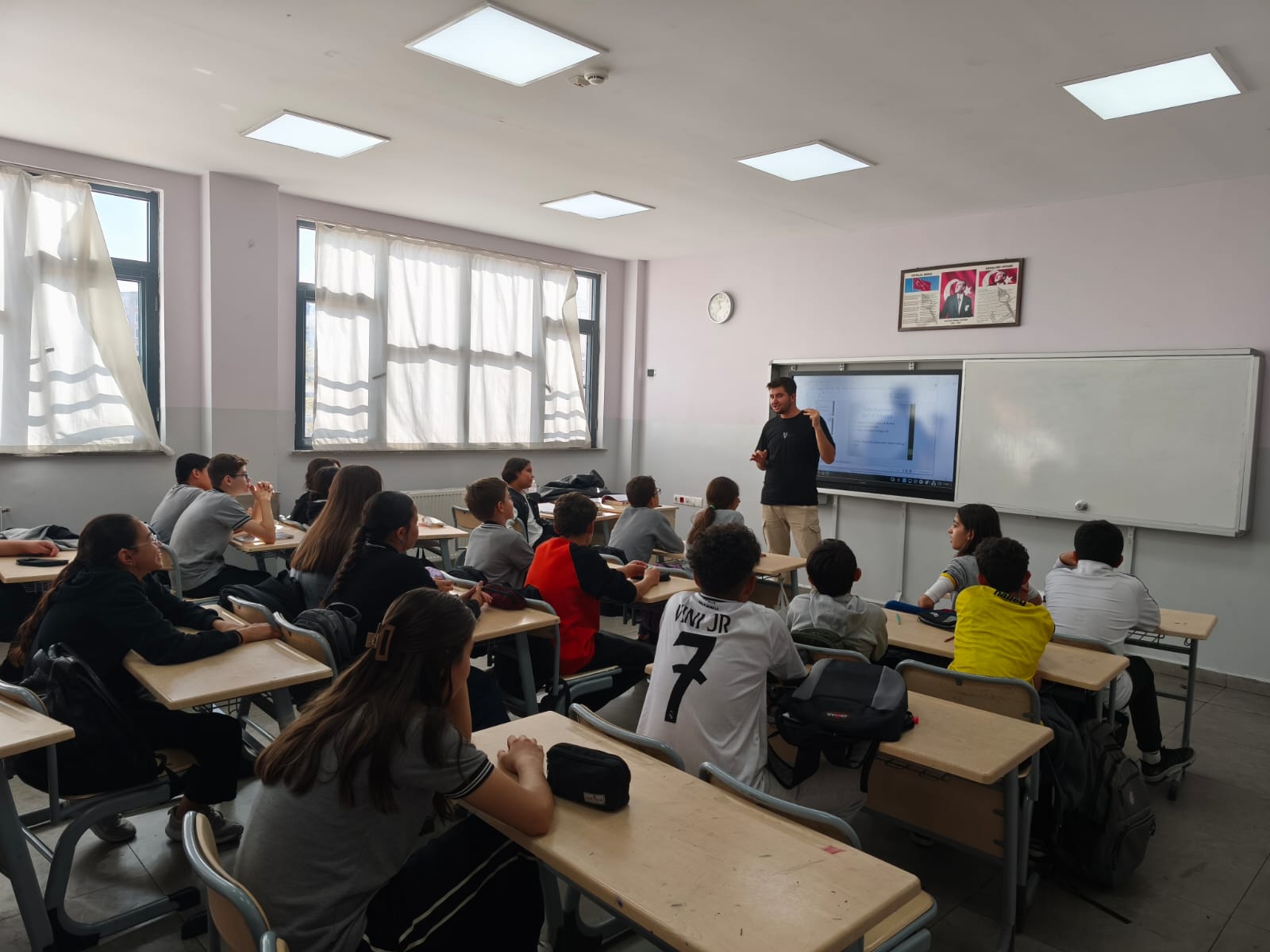 Eğitim Çalışma Grubu, ortaokul öğrencilerine yönelik sınav kaygısı ve verimli ders çalışma semineri düzenledi